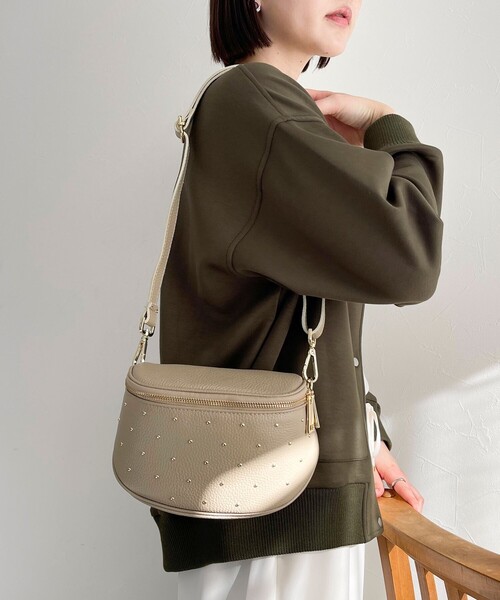 AULENTTI（オウレンティ）の「【AULENTTI/オーレンティ】スタッズボディポシェット（ショルダーバッグ・レディース・ベージュ/ブラック・FREE）」の3枚目の写真