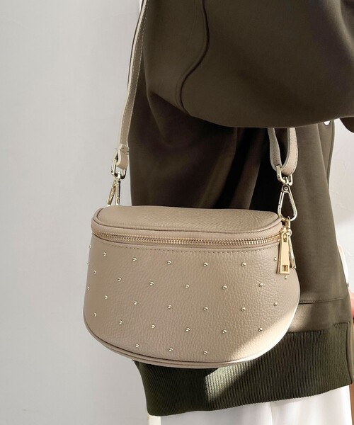 AULENTTI（オウレンティ）の「【AULENTTI/オーレンティ】スタッズボディポシェット（ショルダーバッグ・レディース・ベージュ/ブラック・FREE）」の4枚目の写真