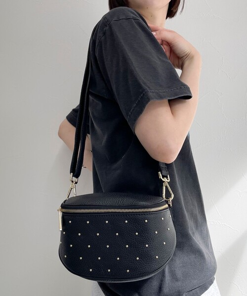 AULENTTI（オウレンティ）の「【AULENTTI/オーレンティ】スタッズボディポシェット（ショルダーバッグ・レディース・ベージュ/ブラック・FREE）」の6枚目の写真