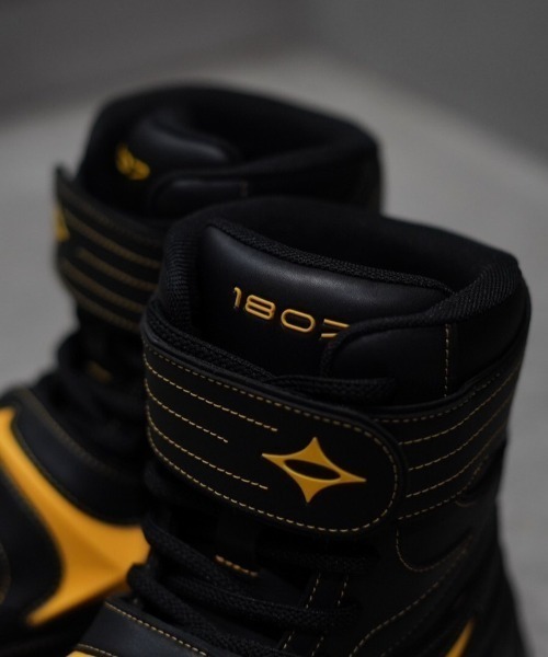 ROYAL FLASH(ロイヤルフラッシュ)の「1807/イチハチゼロナナ/Star Sneakers Hi/02004(スニーカー・レディース・ホワイト/ブラック・36/37/38/39/41/42/43/44/45)」の6枚目の写真
