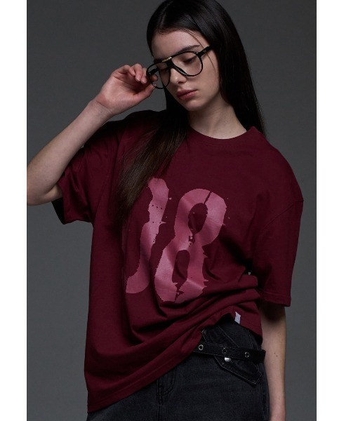 FANCY CLUB(ファンシークラブ)の「A'GEM/9 × .kom 『 FANCY CLUB/ファンシークラブ』 LIZARD BORN OVER TEE/リザードボーン Tシャツ(Tシャツ/カットソー・レディース・ボルドー/チャコールグレー・M/L)」の2枚目の写真