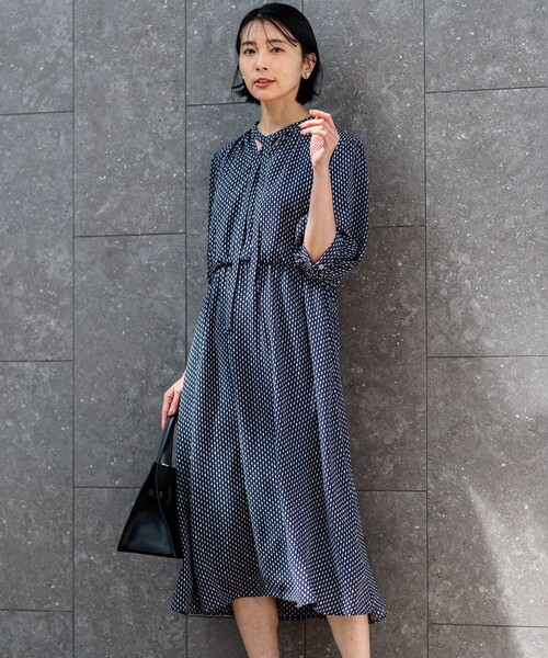 23区(ニジュウサンク)の「【洗える】バックサテンアムンゼンレユールダイヤプリント ワンピース(ワンピース・レディース・ネイビー系5/ベージュ系5・38/36/40)」の2枚目の写真