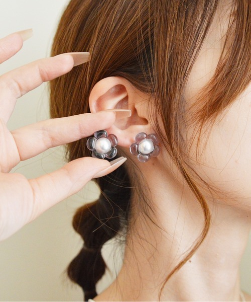 styiro(スタイロ)の「【Silver925ポスト】クリアフラワーパールピアス(ピアス(両耳用)・レディース・パープル/オレンジ/グリーン/クリア・FREE)」の1枚目の写真