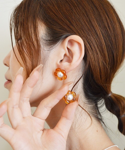 styiro(スタイロ)の「【Silver925ポスト】クリアフラワーパールピアス(ピアス(両耳用)・レディース・パープル/オレンジ/グリーン/クリア・FREE)」の3枚目の写真