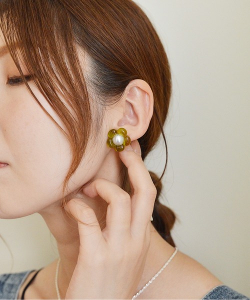 styiro(スタイロ)の「【Silver925ポスト】クリアフラワーパールピアス(ピアス(両耳用)・レディース・パープル/オレンジ/グリーン/クリア・FREE)」の2枚目の写真