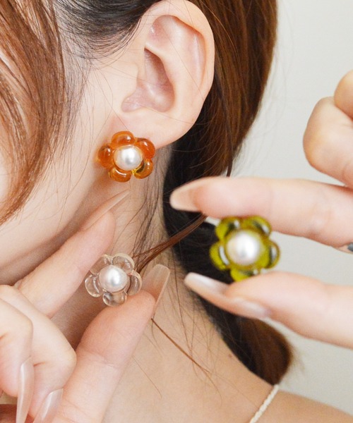 styiro(スタイロ)の「【Silver925ポスト】クリアフラワーパールピアス(ピアス(両耳用)・レディース・パープル/オレンジ/グリーン/クリア・FREE)」の5枚目の写真