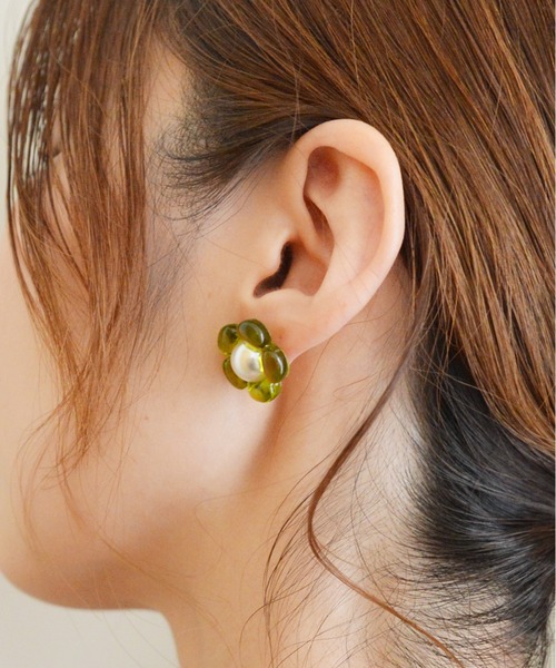 styiro(スタイロ)の「【Silver925ポスト】クリアフラワーパールピアス(ピアス(両耳用)・レディース・パープル/オレンジ/グリーン/クリア・FREE)」の10枚目の写真