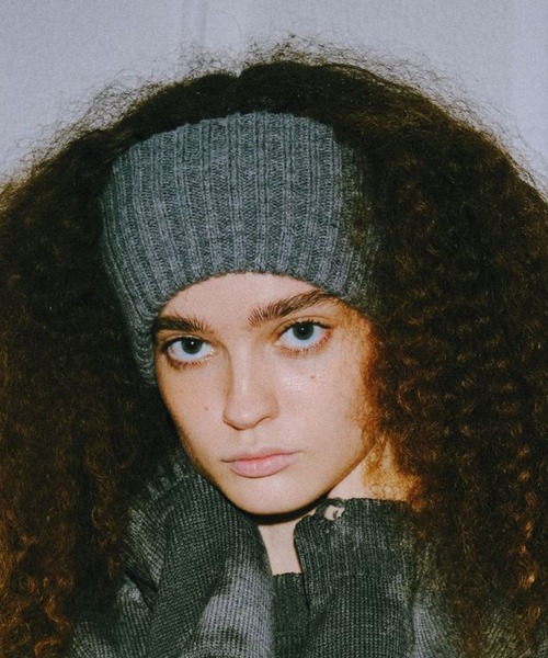 FOREVER 21（フォーエバー トゥエンティーワン）の「リブヘアバンド（ヘアバンド・レディース・ブラック/グレー/オフホワイト・FREE）」の5枚目の写真