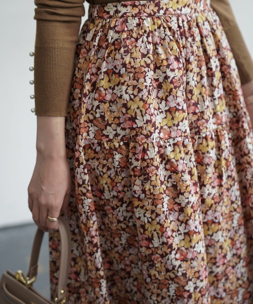 HUIT bouquet（ユイット）の「ティアード スカート Made with Liberty Fabric HUIT（スカート・レディース・ブラウン/ブルー・M）」の4枚目の写真