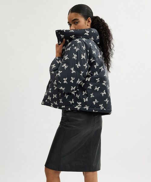 COACH(コーチ)の「リバーシブル クロップド パッファー・リサイクル ナイロン(ダウンジャケット/コート・レディース・ブラック系その他・SMALL/MEDIUM)」の4枚目の写真