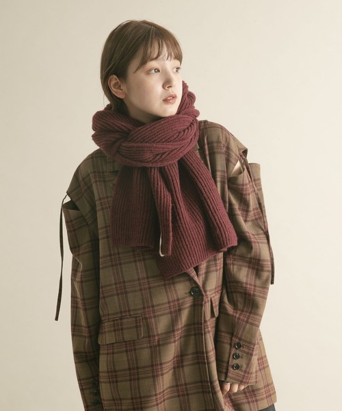 KBF(ケイビーエフ)の「タブ付きリブニットマフラー(マフラー・レディース・バーガンディー/グレー/ブルー・ONE)」の4枚目の写真