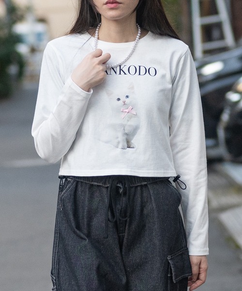 JOHN'S CLOSET(ジョンズクローゼット)の「【t】〔神保町にゃんこ堂〕ネコプリント サイドシャーリング ロンT(Tシャツ/カットソー・レディース・ブラック系1/ピンク系1/ピンク系2/ブラック系2/ホワイト系1/ホワイト系2・MEDIUM)」の1枚目の写真