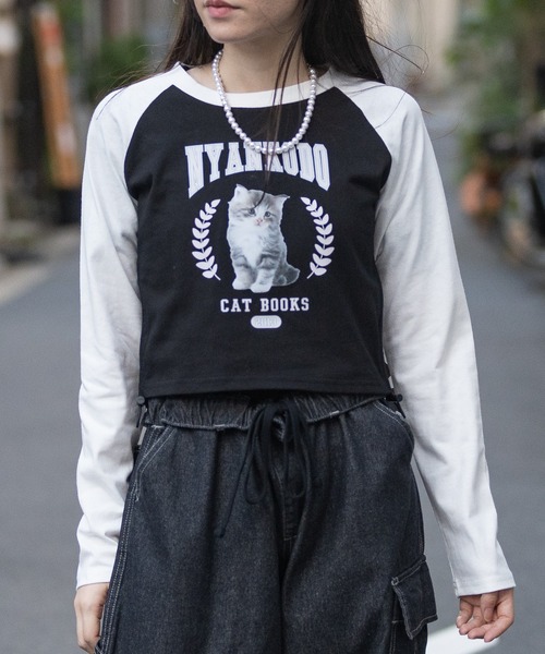 JOHN'S CLOSET(ジョンズクローゼット)の「【t】〔神保町にゃんこ堂〕ネコプリント サイドシャーリング ロンT(Tシャツ/カットソー・レディース・ブラック系1/ピンク系1/ピンク系2/ブラック系2/ホワイト系1/ホワイト系2・MEDIUM)」の4枚目の写真