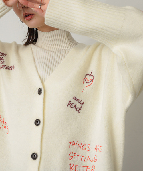 SENSE OF PLACE by URBAN RESEARCH（センスオブプレイスバイアーバンリサーチ）の「シシュウVネックカーディガン（カーディガン/ボレロ・レディース・チャコールグレー/アイボリー/ネイビー/ピンク・ONE）」の2枚目の写真