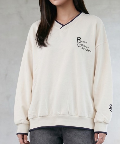 Per sist ence(パーシエンス)の「リブライン/プリントロゴ/Vネックプルオーバー(Tシャツ/カットソー・レディース・グリーン/ベージュ/ブラック・LARGE/MEDIUM/X-LARGE)」の1枚目の写真
