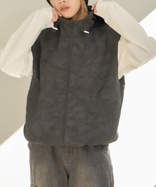 CIAOPANIC TYPY（チャオパニックティピー）の「【UNISEX】総柄フードベスト（ベスト・レディース・ベージュ/グレー/ブラック・MEDIUM/LARGE）」の9枚目の写真