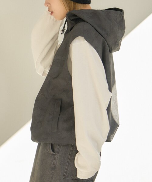 CIAOPANIC TYPY（チャオパニックティピー）の「【UNISEX】総柄フードベスト（ベスト・レディース・ベージュ/グレー/ブラック・MEDIUM/LARGE）」の11枚目の写真