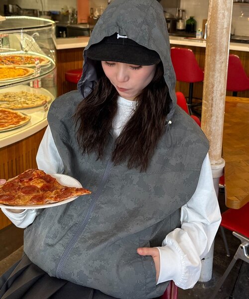 CIAOPANIC TYPY（チャオパニックティピー）の「【UNISEX】総柄フードベスト（ベスト・レディース・ベージュ/グレー/ブラック・MEDIUM/LARGE）」の4枚目の写真