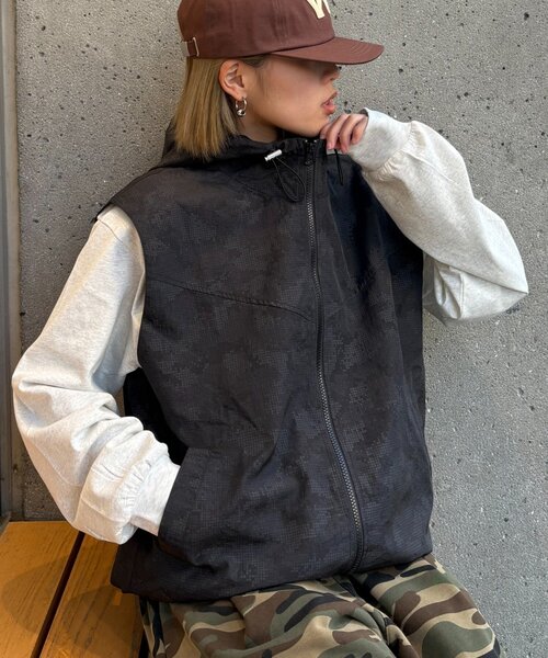 CIAOPANIC TYPY（チャオパニックティピー）の「【UNISEX】総柄フードベスト（ベスト・レディース・ベージュ/グレー/ブラック・MEDIUM/LARGE）」の5枚目の写真