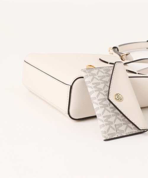 MICHAEL KORS(マイケルコース)の「VINCENT サフィアーノレザー クロスボディ ウィズ カードケース エクストラスモール(ショルダーバッグ・レディース・ベージュ系・FREE)」の4枚目の写真