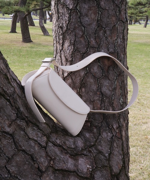 somlu.（ソンムル）の「【somlu.】横長ベルトショルダーバッグ（ショルダーバッグ・レディース・グレー/ブラック/アイボリー・FREE）」の4枚目の写真