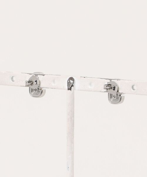 MARC JACOBS(マークジェイコブス)の「J MARC LUXE AVALONE EARRINGS/J マーク リュクス アバロニ ピアス(ピアス(両耳用)・レディース・シルバー・ONE SIZE)」の3枚目の写真