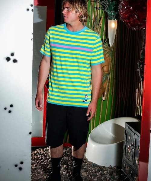 VOLCOM(ボルコム)の「【VOLCOM/ボルコム】Schroff X Volcom Crew Short Sleeve Shirt/ピーター・シュロフコラボ半袖ボーダーTシャツ(Tシャツ/カットソー・メンズ・グリーン系その他・MEDIUM)」の1枚目の写真