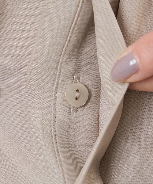 amaca(アマカ)の「ドライツイストブラウス(シャツ/ブラウス・レディース・ダークネイビー/ベージュ・38/40)」の6枚目の写真