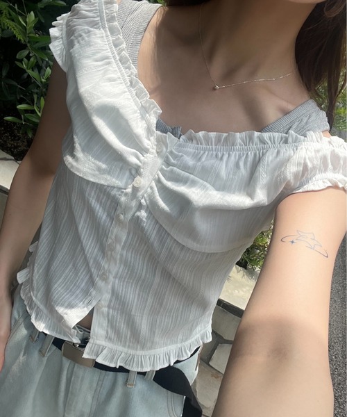 idem(イデム)の「2way shirring puff frill blouse/ 2wayコットンパフスリブラウス(シャツ/ブラウス・レディース・ブルー/ホワイト・FREE)」の3枚目の写真