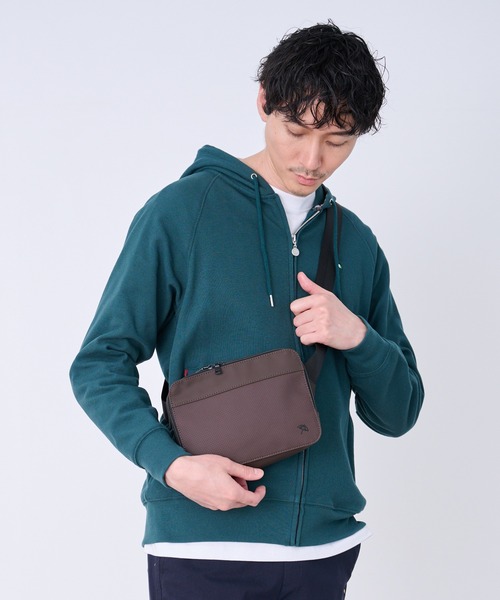 Arnold Palmer(アーノルドパーマー)の「パンチング フェイクレザー ミニサコッシュバッグ(ショルダーバッグ・メンズ・ブラウン/ブラック/チャコールグレー・F)」の1枚目の写真