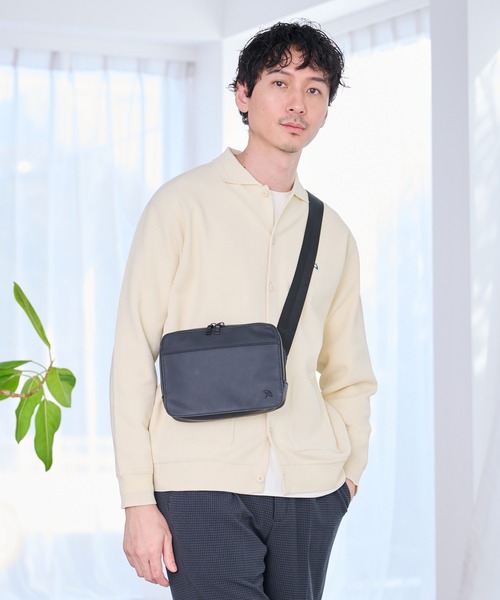 Arnold Palmer(アーノルドパーマー)の「パンチング フェイクレザー ミニサコッシュバッグ(ショルダーバッグ・メンズ・ブラウン/ブラック/チャコールグレー・F)」の2枚目の写真