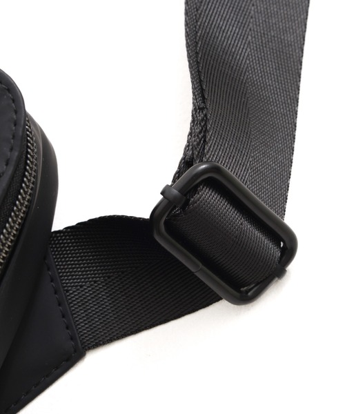 Arnold Palmer(アーノルドパーマー)の「パンチング フェイクレザー ミニサコッシュバッグ(ショルダーバッグ・メンズ・ブラウン/ブラック/チャコールグレー・F)」の13枚目の写真