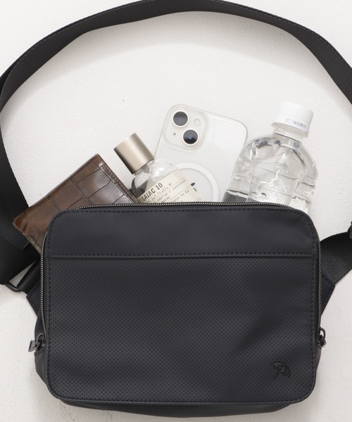 Arnold Palmer(アーノルドパーマー)の「パンチング フェイクレザー ミニサコッシュバッグ(ショルダーバッグ・メンズ・ブラウン/ブラック/チャコールグレー・F)」の4枚目の写真