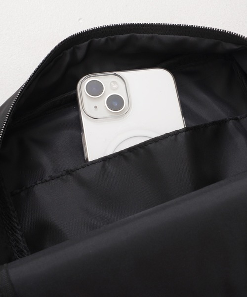 Arnold Palmer(アーノルドパーマー)の「パンチング フェイクレザー ミニサコッシュバッグ(ショルダーバッグ・メンズ・ブラウン/ブラック/チャコールグレー・F)」の5枚目の写真