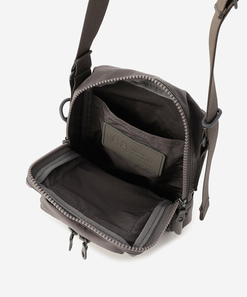 【美品】AMIACALVAアミアカルヴァ ミニポーチ付き ショルダーバッグ XL 美品】AMIACALVAアミアカルヴァ ミニポーチ付き ショルダー