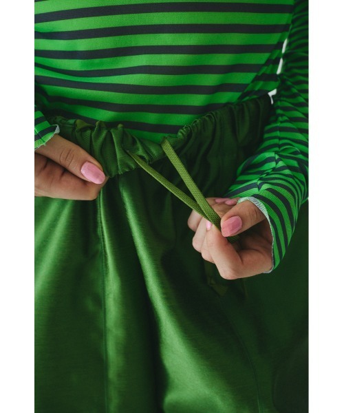 HeRIN.CYE（ヘリンドットサイ）の「Shiny cocoon pants　　シャイニーコクーンパンツ（その他パンツ・レディース・グリーン/シルバー/ブラック・FREE）」の5枚目の写真