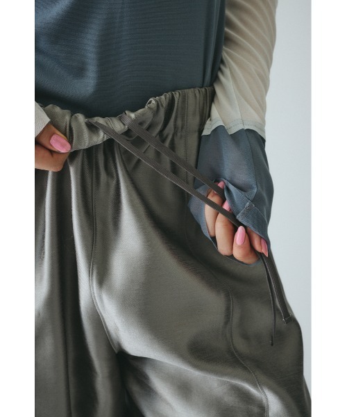 HeRIN.CYE（ヘリンドットサイ）の「Shiny cocoon pants　　シャイニーコクーンパンツ（その他パンツ・レディース・グリーン/シルバー/ブラック・FREE）」の4枚目の写真
