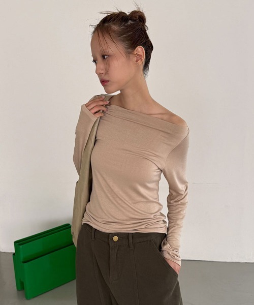 4INT.(フォイント)の「ベーシック オフショルダー 無地 長袖 Tシャツ(Tシャツ/カットソー・レディース・ベージュ/ホワイト/ブラック/グレー・FREE)」の4枚目の写真