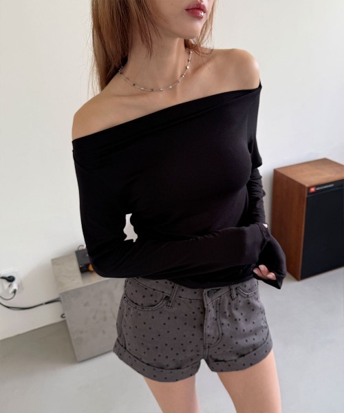 4INT.(フォイント)の「ベーシック オフショルダー 無地 長袖 Tシャツ(Tシャツ/カットソー・レディース・ベージュ/ホワイト/ブラック/グレー・FREE)」の3枚目の写真