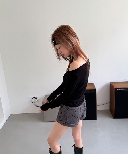4INT.(フォイント)の「ベーシック オフショルダー 無地 長袖 Tシャツ(Tシャツ/カットソー・レディース・ベージュ/ホワイト/ブラック/グレー・FREE)」の7枚目の写真