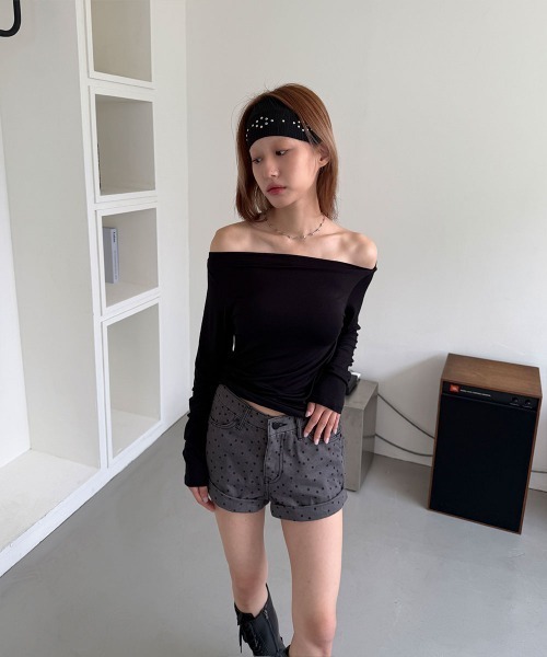 4INT.(フォイント)の「ベーシック オフショルダー 無地 長袖 Tシャツ(Tシャツ/カットソー・レディース・ベージュ/ホワイト/ブラック/グレー・FREE)」の9枚目の写真