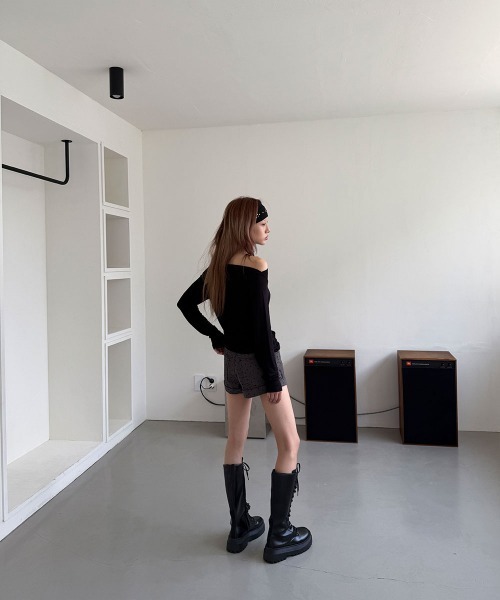 4INT.(フォイント)の「ベーシック オフショルダー 無地 長袖 Tシャツ(Tシャツ/カットソー・レディース・ベージュ/ホワイト/ブラック/グレー・FREE)」の10枚目の写真