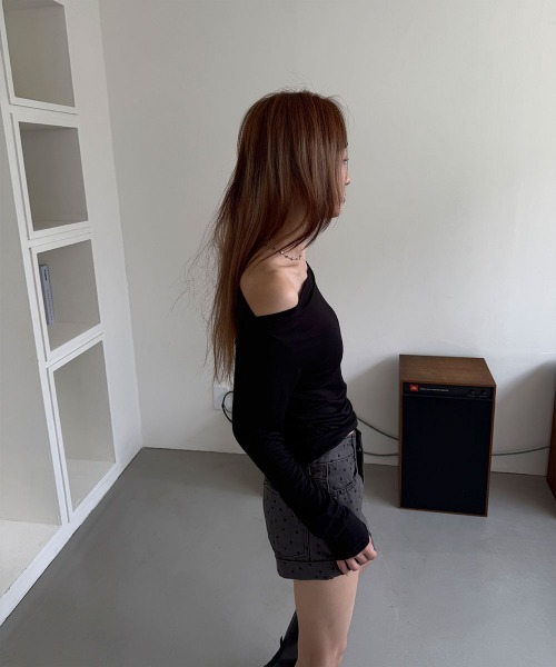 4INT.(フォイント)の「ベーシック オフショルダー 無地 長袖 Tシャツ(Tシャツ/カットソー・レディース・ベージュ/ホワイト/ブラック/グレー・FREE)」の11枚目の写真