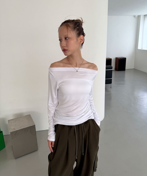 4INT.(フォイント)の「ベーシック オフショルダー 無地 長袖 Tシャツ(Tシャツ/カットソー・レディース・ベージュ/ホワイト/ブラック/グレー・FREE)」の12枚目の写真