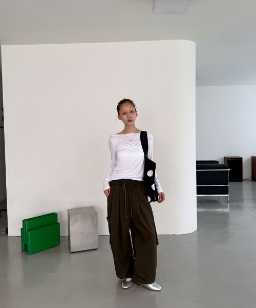 4INT.(フォイント)の「ベーシック オフショルダー 無地 長袖 Tシャツ(Tシャツ/カットソー・レディース・ベージュ/ホワイト/ブラック/グレー・FREE)」の13枚目の写真