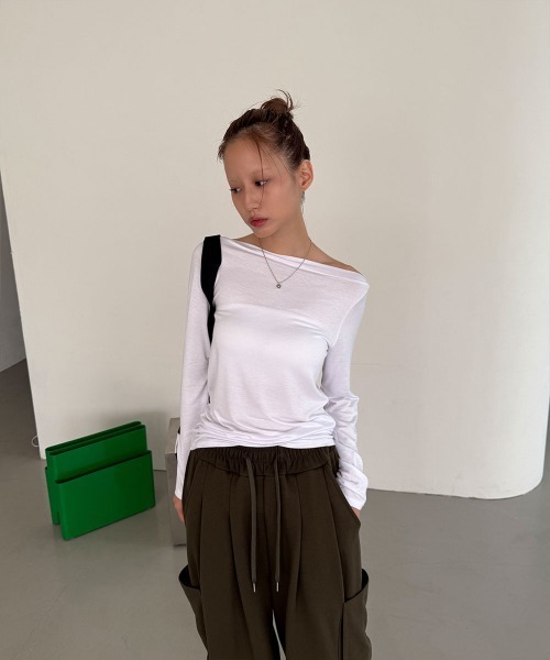 4INT.(フォイント)の「ベーシック オフショルダー 無地 長袖 Tシャツ(Tシャツ/カットソー・レディース・ベージュ/ホワイト/ブラック/グレー・FREE)」の14枚目の写真