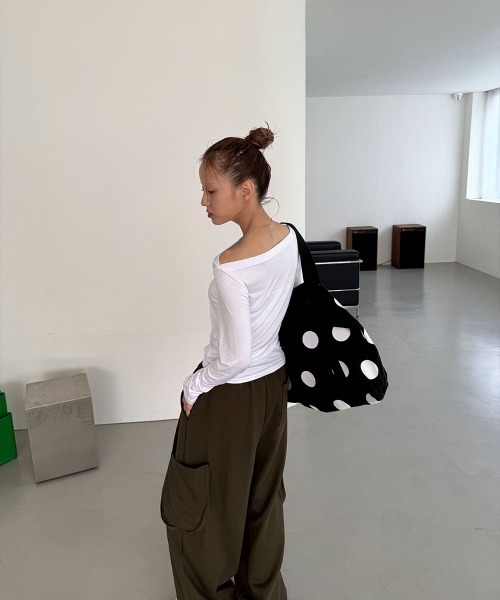 4INT.(フォイント)の「ベーシック オフショルダー 無地 長袖 Tシャツ(Tシャツ/カットソー・レディース・ベージュ/ホワイト/ブラック/グレー・FREE)」の16枚目の写真