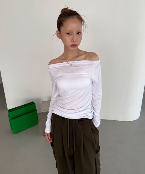 4INT.(フォイント)の「ベーシック オフショルダー 無地 長袖 Tシャツ(Tシャツ/カットソー・レディース・ベージュ/ホワイト/ブラック/グレー・FREE)」の18枚目の写真