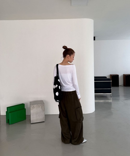 4INT.(フォイント)の「ベーシック オフショルダー 無地 長袖 Tシャツ(Tシャツ/カットソー・レディース・ベージュ/ホワイト/ブラック/グレー・FREE)」の19枚目の写真
