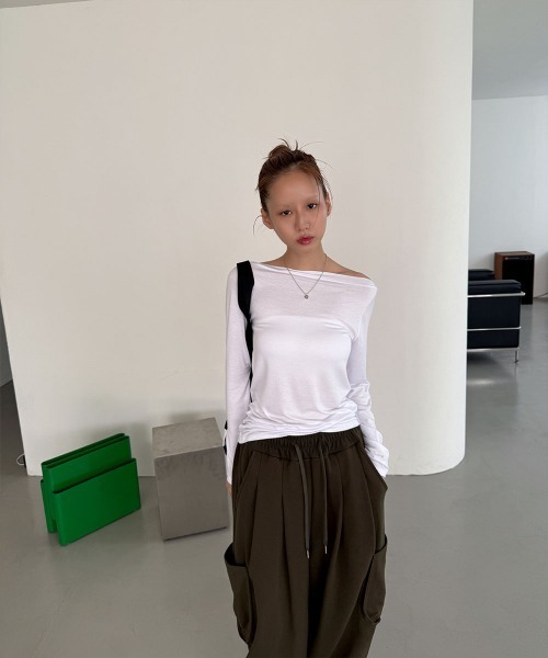 4INT.(フォイント)の「ベーシック オフショルダー 無地 長袖 Tシャツ(Tシャツ/カットソー・レディース・ベージュ/ホワイト/ブラック/グレー・FREE)」の20枚目の写真
